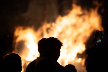 Hindu Dussehra Festivali 'nde Holika Raavan heykelinin yakılıp parçalanması veya Hint mitolojisinde iyinin kötülüğe karşı zaferi simgelemesi.