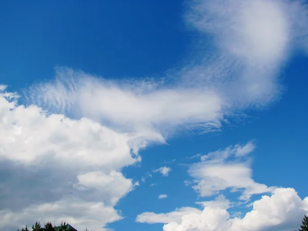 雲と太陽の青い空 — ストック写真