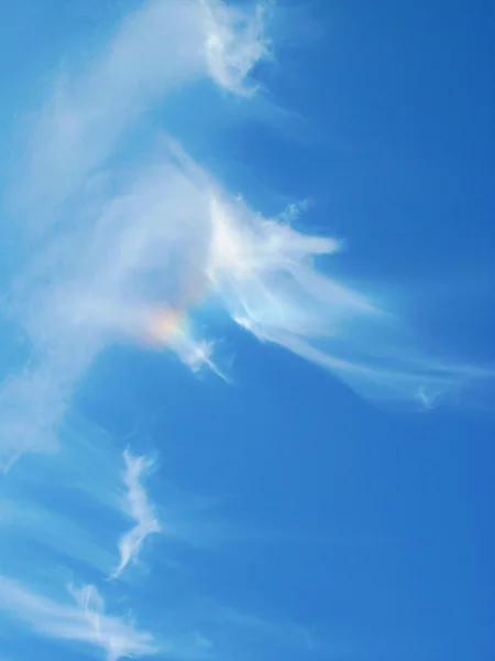 Ciel bleu avec nuages et soleil — Photo