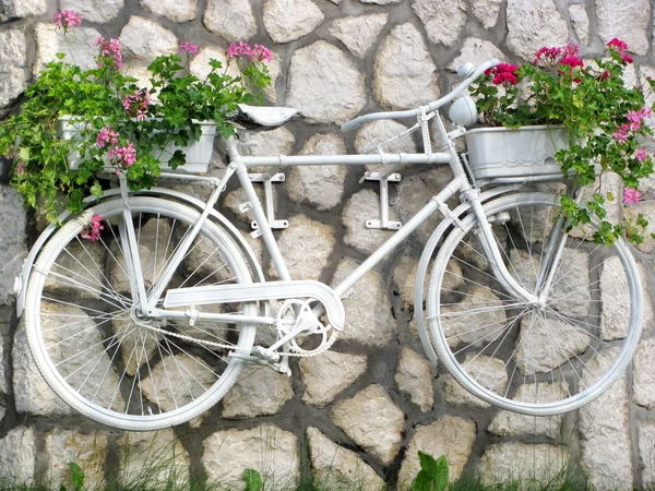 Bahçe beyaz bir bisiklet üzerinde çiçek — Stok fotoğraf