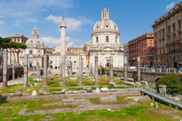 View on the Trojan Column and church, Rome. — Stock Photo, Image