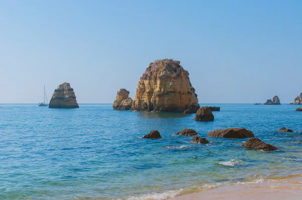 Klippen an der Küste, Lagos, Portugal. — Stockfoto