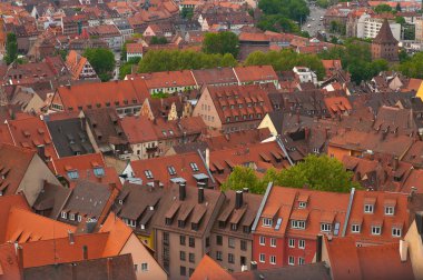 Nürnberg'deki turuncu çatılar.