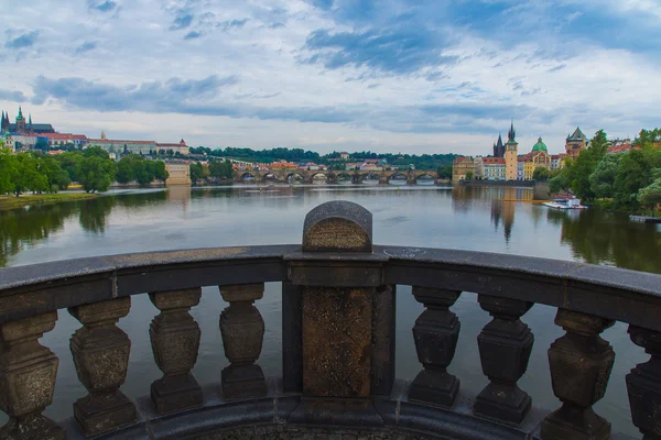 Hrad a Karlův most v centru Prahy. — Stock fotografie