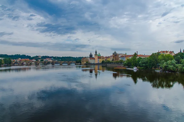 Berömda Karlsbron i Prag. — Stockfoto