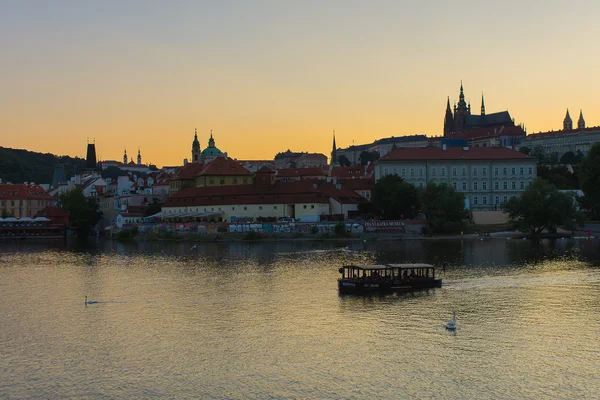 Castillo de Praga al atardecer . — Foto de Stock