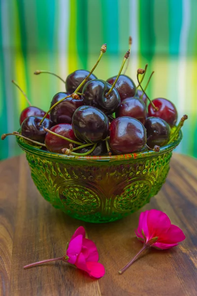 Cherris ve çiçekler.
