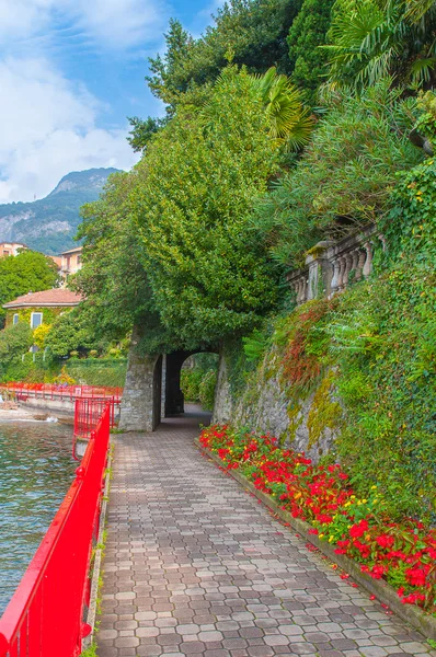 Mysig Varenna by i Lake Como, Italien. Stockbild