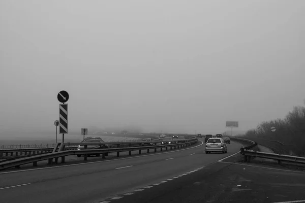 Trafic Automobile Sur Route Par Une Journée Automne Nuageuse Brumeuse — Photo