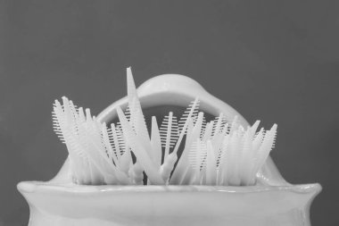 Gri arkaplanda beyaz plastik kürdan