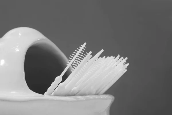 Cure Dents Plastique Blanc Sur Fond Gris Images De Stock Libres De Droits
