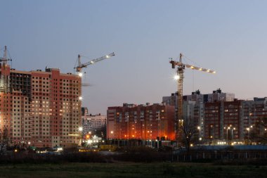 Akşamları yeni ev inşaatı manzarası