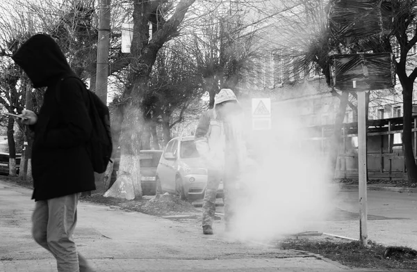 Travailleur Regarde Vapeur Écoutille Centrale Chauffage Passant Regarde Smartphone Tout — Photo