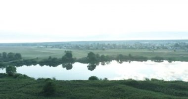 Nehir ve çayırların üzerinden bir yaz sabahı uçuşu