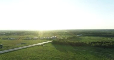 Köyü ve çevresini gösteren hava görüntüsü.