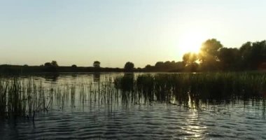 Bir yaz akşamında nehir manzarası