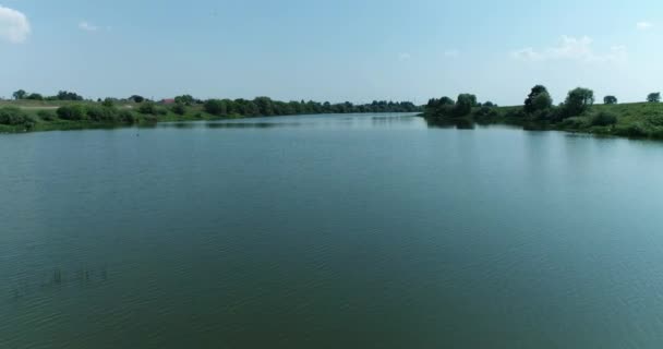 夏天阳光灿烂的日子里 空中拍摄到了这条河 — 图库视频影像