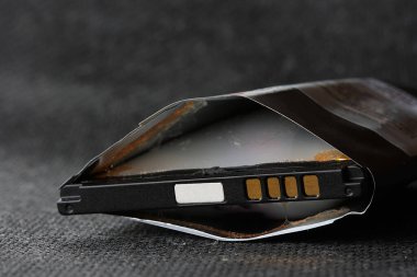 Şişmiş ve kullanılmayan eski bir pil.