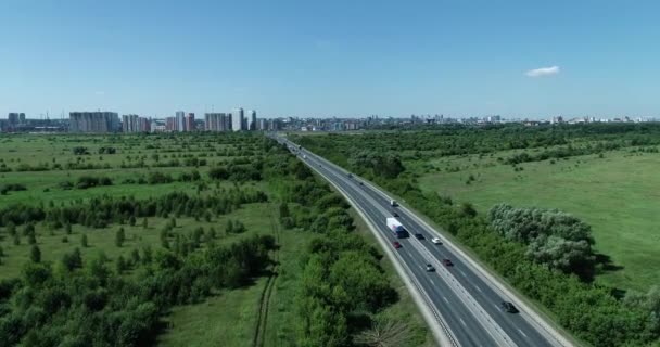 Vista Aérea Movimento Carros Estrada Entrada Cidade Dia Ensolarado Verão — Vídeo de Stock