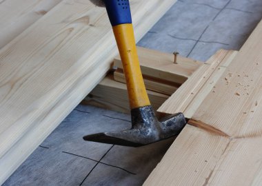 Döşeme tahtasını takozla döşemek.