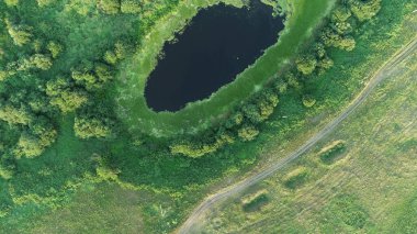 Göl ve yol havadan görünüyor.