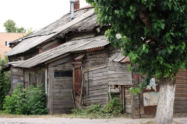 Gri tahta çatılı eski harabe ev