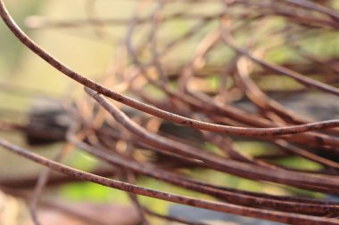 Açık yeşil arka planda paslı metal tel tabakası