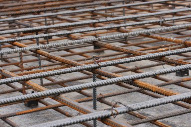 Güçlendirilmiş beton levha için metal takviyesinden yapılmış çerçeve.
