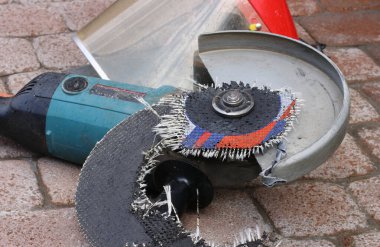 Metal kesmek için kırık disk