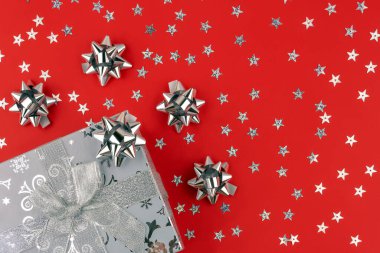 Noel, Sevgililer Günü, Doğum Günü ya da Anneler Günü hediyesi olarak kırmızı zemin üzerinde gümüş kurdele fiyonkları olan güzel bir gümüş kutu hediyesi...