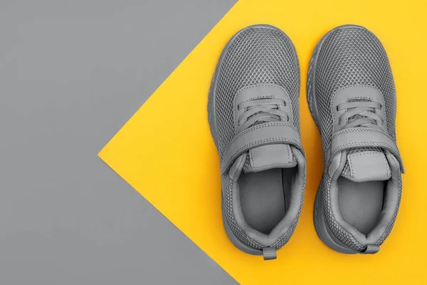 Sapatos Desportivos Cinzentos Sobre Fundo Colorido Novos Tênis Fundo Pastel — Fotografia de Stock