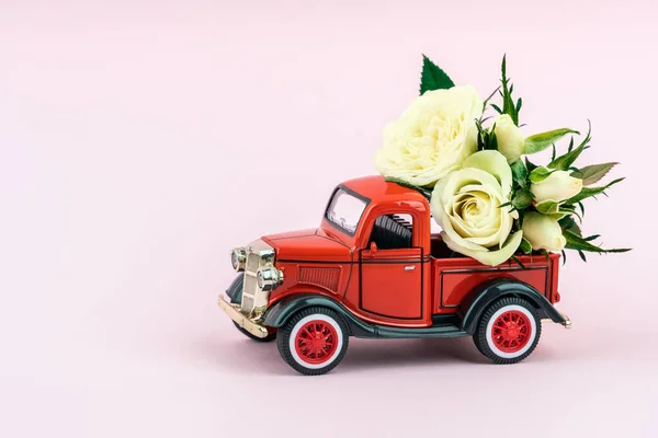 Camion Jouet Rouge Livrant Bouquet Fleurs Blanches Roses Sur Fond — Photo