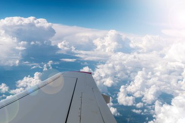 Güzel bulutların üzerinde uçan bir uçağın kanadı.