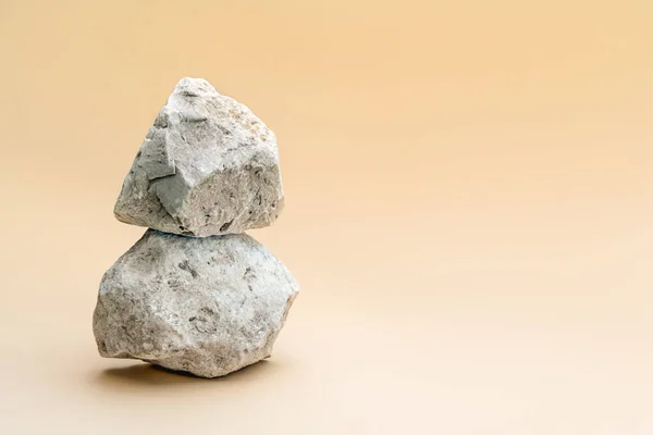 Минимальный современный дисплей продукта на бежевом фоне с серыми камнями. Стоковая Картинка