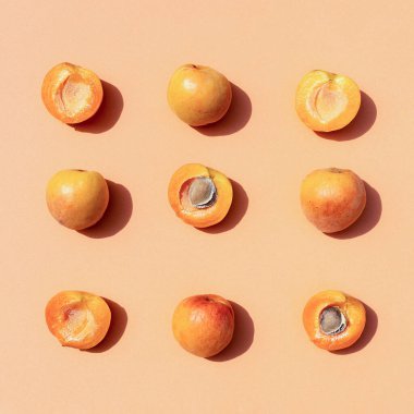 Pastel turuncu arka planda kayısı.