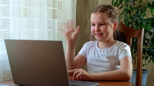 Petite Fille Caucasienne Amicale Faisant Appel Vidéo Saluant Main Saluant — Video