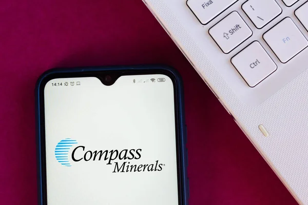 2020年10月27日 在这张照片中 Compass Minerals International的标志显示在智能手机上 — 图库照片