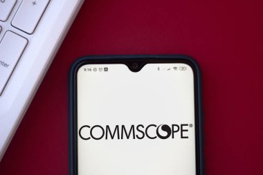 27 Ekim 2020, Brezilya. Bu resimde CommScope Holding Şirketi 'nin logosu akıllı telefondan gösteriliyor.