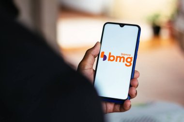 27 Ekim 2020, Brezilya. Bu resimde Banco BMG S.A. logosu bir akıllı telefonda sergileniyor.