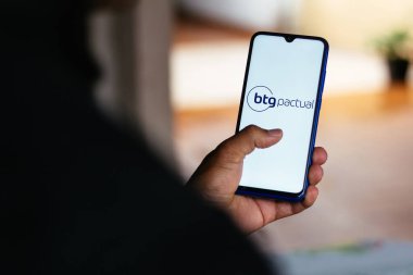27 Ekim 2020, Brezilya. Bu resimde BTG Pactual logosu bir akıllı telefonda görüntülenir