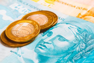 Brezilya gerçek paraları, altın tonlu - Brezilya para notları - 100 reais ve 1 reel para - bankacılık tasarrufu veya yatırım konsepti
