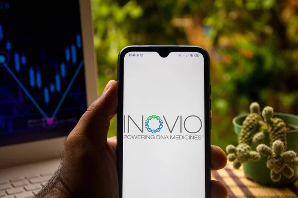 2020年11月9日 在这张照片中 Inovio制药公司的标识显示在智能手机上 — 图库照片