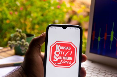 9 Kasım 2020, Brezilya. Bu resimde Kansas City Güney Demiryolu Şirketi logosu bir akıllı telefondan sergileniyor.