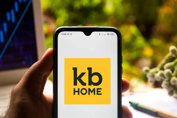 2020年11月9日 在这张照片中 我们看到了在智能手机上显示的Kb Home标志 — 图库照片