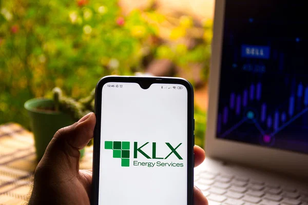 2020年11月9日 在这张照片中 Klx Energy Services Holdings的标志显示在智能手机上 — 图库照片