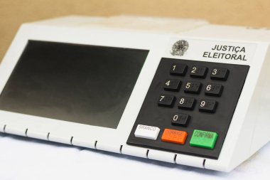 16 Kasım 2020, Brezilya. Bu resimde Brezilya belediye başkanı, meclis üyesi, milletvekili, senatör ve başkanlığı seçimlerinde kullanılan elektronik bir oy sandığı var.