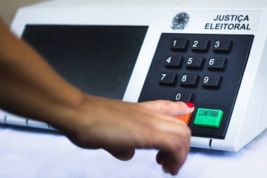 16 Kasım 2020, Brezilya. Bu resimde bir kadın Brezilya seçimlerinde kullanılan elektronik sandıkta oy kullanma simülasyonu yapıyor.