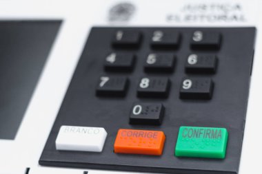 16 Kasım 2020, Brezilya. Bu resimde Brezilya belediye başkanı, meclis üyesi, milletvekili, senatör ve başkanlığı seçimlerinde kullanılan elektronik bir oy sandığı var.