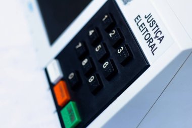 16 Kasım 2020, Brezilya. Bu resimde Brezilya belediye başkanı, meclis üyesi, milletvekili, senatör ve başkanlığı seçimlerinde kullanılan elektronik bir oy sandığı var.
