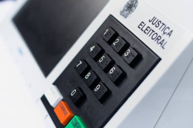 16 Kasım 2020, Brezilya. Bu resimde Brezilya belediye başkanı, meclis üyesi, milletvekili, senatör ve başkanlığı seçimlerinde kullanılan elektronik bir oy sandığı var.